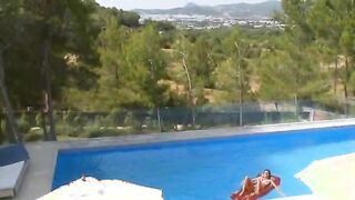 titty babe deep toying ass in pool