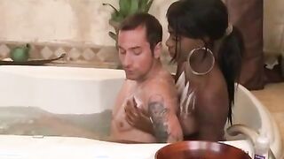 Ebony masseuse sucks him in the bath