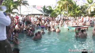 Super sexy amateur girls know how to seduce handsome men in public