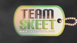 Brunette babe fingers pinkish snatch