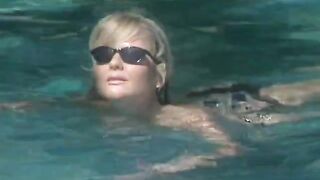 Hungry chick likes stiff boner