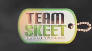 Blonde vixen sticks rod in lips