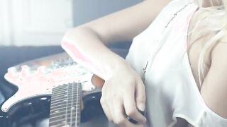 Unbelievable fairhair and her guitar