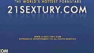 Beautiful Blonde Chick Expose Her Beauty