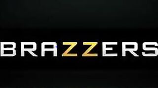 Nicki Hunter Nailed By A Pair Of Boners