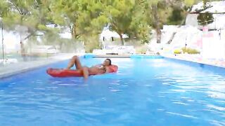 Busty babe deep toying analhole in pool