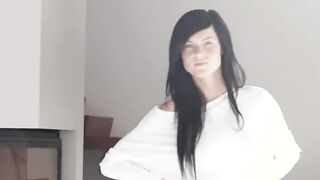 Blackhair babe dances cooter using fingers