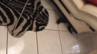 Sexpot sticks rod in throat