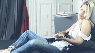 Unbelievable fairhair and her guitar