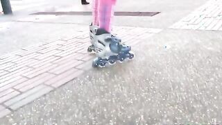 Roller latina babe strips