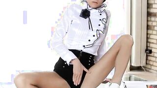 Incredible babe in heels finger snatch