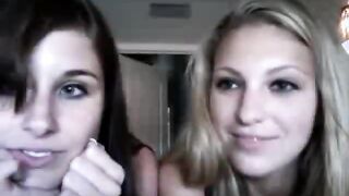 Two Collegegirls masturbate on webcam