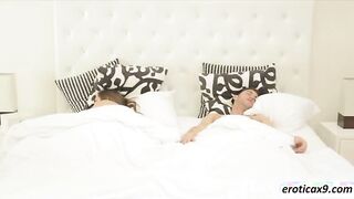 Gorgeous babe gets sweet fucking and receives a spermy douche