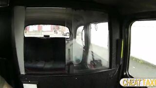 Hannah pays sex and her pussy gets splashed with sperm inside the taxi