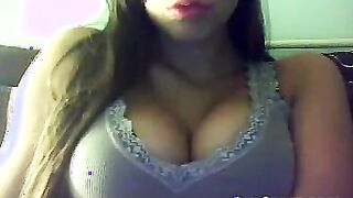 Cam Babe Shows Off Her Oral Skills