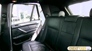 Gorgeous Penelope cheats and gets laid inside the taxi