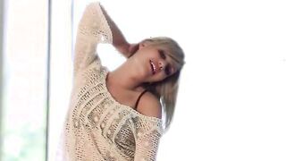 blonde lave her solo finger