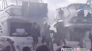 Streeptease public on yacht