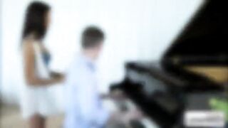 Smoking hot teen babe Janice gets a good fuck by a musicians hard cock