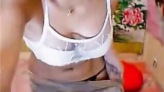 Amateur Girl Teasing Her Boobs