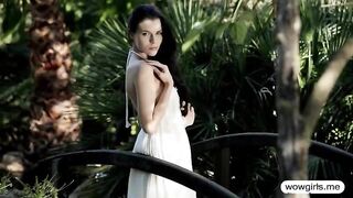 Gorgeous teen Valeria pleasures her twat