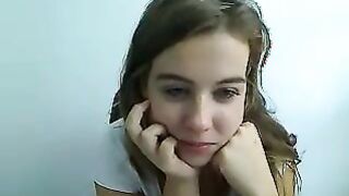 Teen with a nice pair of boobs webcam