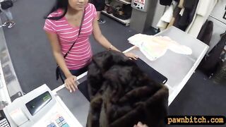 Amateur girl pawns her pussy and fucked