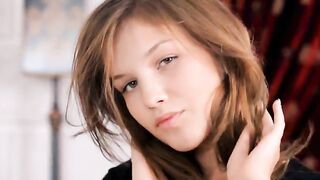 True babe tease herlself on the chair