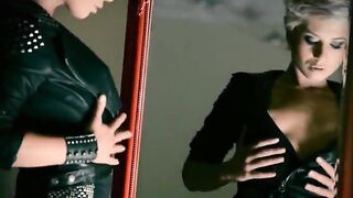 Mysterious glamour masturbates with dildo