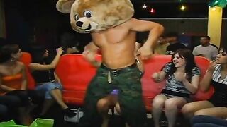 Sucking strippers shafts for cumshot