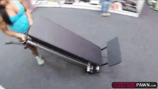 Fitness lady deepthroats a meaty rod and receives a messy facial