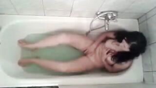 Teen Makes A Sextape In The Bathtub