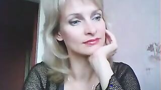 Blonde housewife with yearning wet pussy