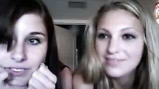 2 sexy teens on camteensporn.com
