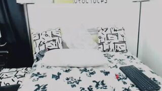 Shemale Satisfying Herself On Cam