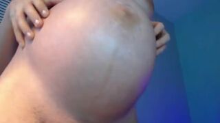 Pregnant amateur Lizz lubricating big belly