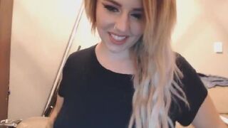 Hottie Blonde Babe Masturbate her Tight Pussy