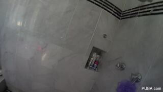 Samantha Rone fingets herself