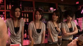 Asiatischer Gruppensex im Bierzelt