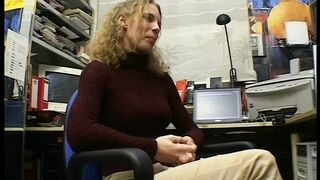 Buerokraft mit grossen Nippel wird vom Chef gefingert