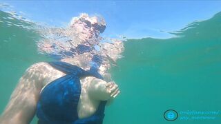 Milfs underwater masturbation