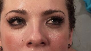 Studentin war unartig und wird vom Lehrer bestraft