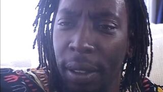 Giovane troietta cavalca un grosso cazzo nero