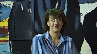 reife brunette besorgt es junger blondine mit dildo