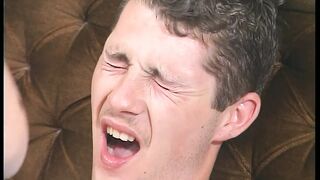 Grandma bekommt juengling zwischen die Beine