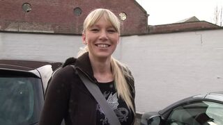 Blonde 18 jaehrige kommt zum date und masturbiert!