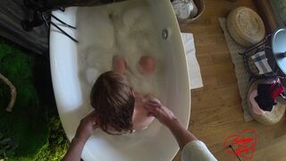 She came on vacation and immediately got a creampie in the bath