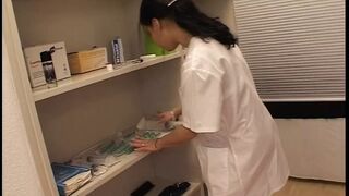 Doc macht im Feierabend seine zwei arzthelferinnen weg