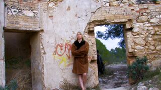 Hairy big titted hottie deepthroats outdoors