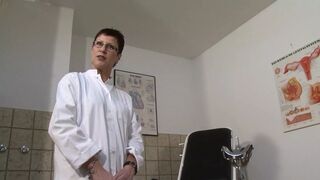 GERMAN PORN HORNY GIRL MASTURBATES WITH A VIBRATOR THEN